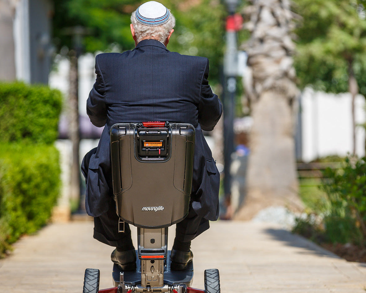 איש עם כיפה נוסע על קלנועית שבת מבית מובינלייף