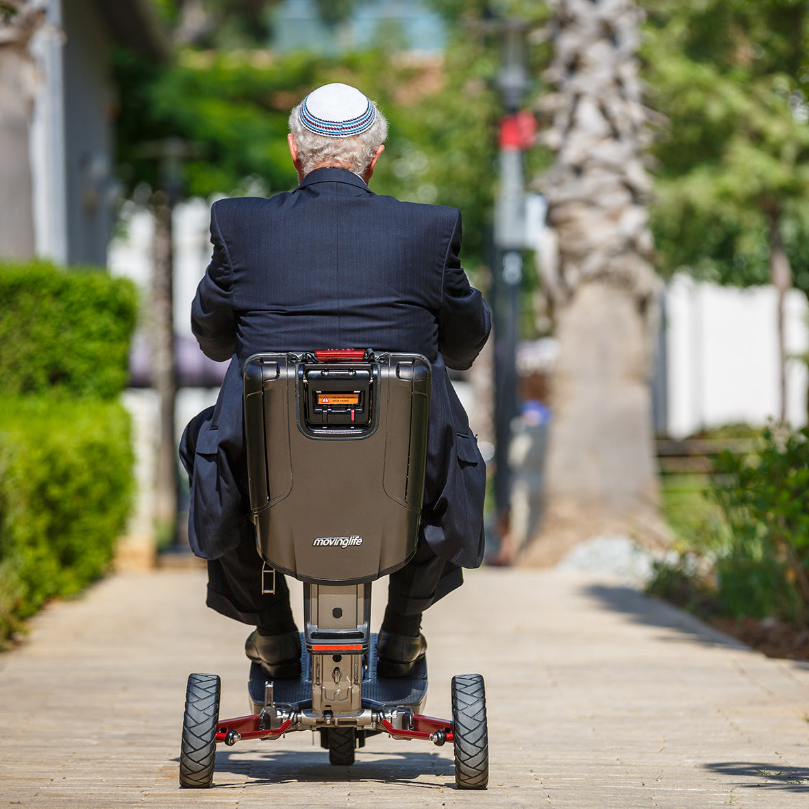 איש עם כיפה נוסע על קלנועית שבת מבית מובינלייף