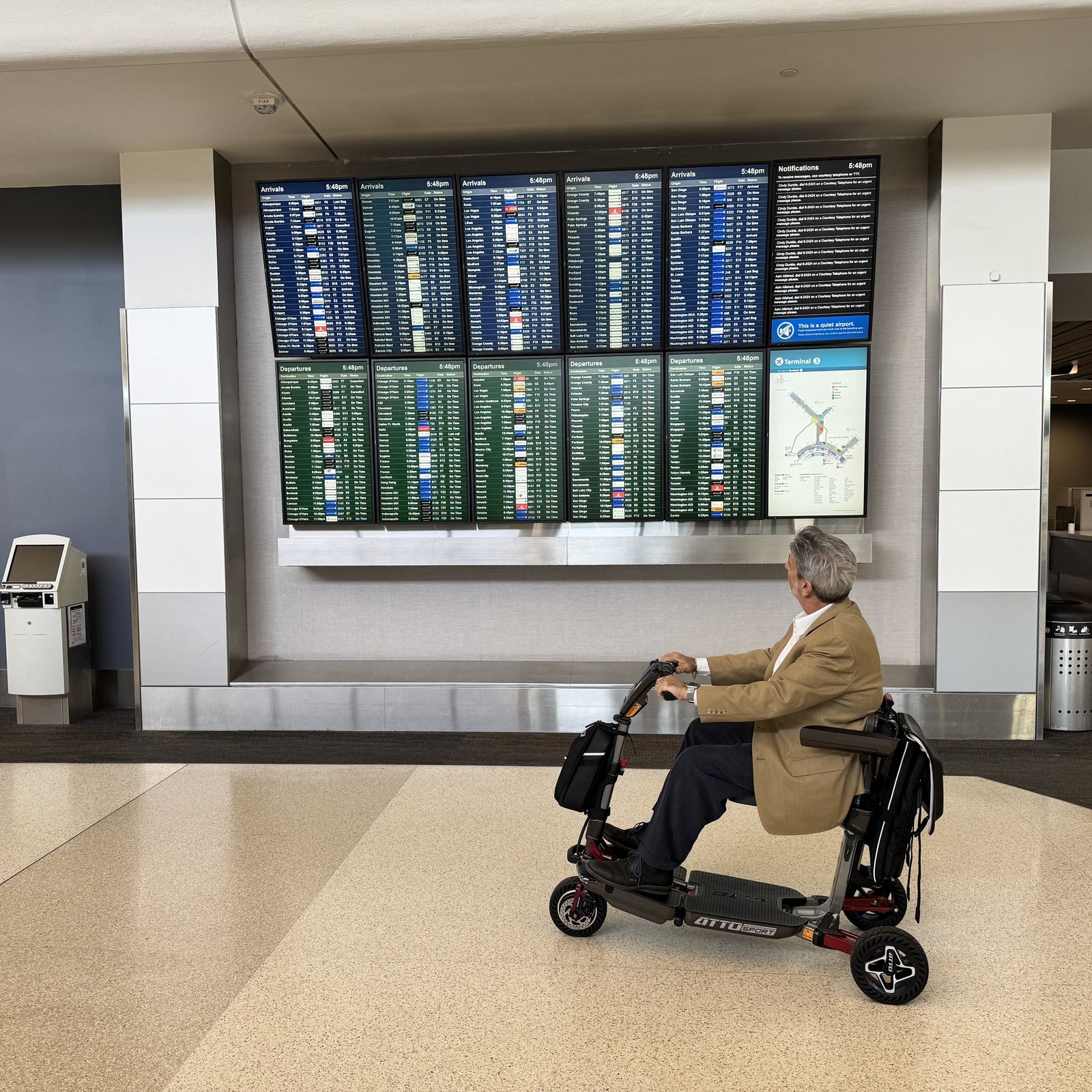 המדריך המלא לטיסה עם קלנועית – כל מה שצריך לדעת לפני שעולים למטוס