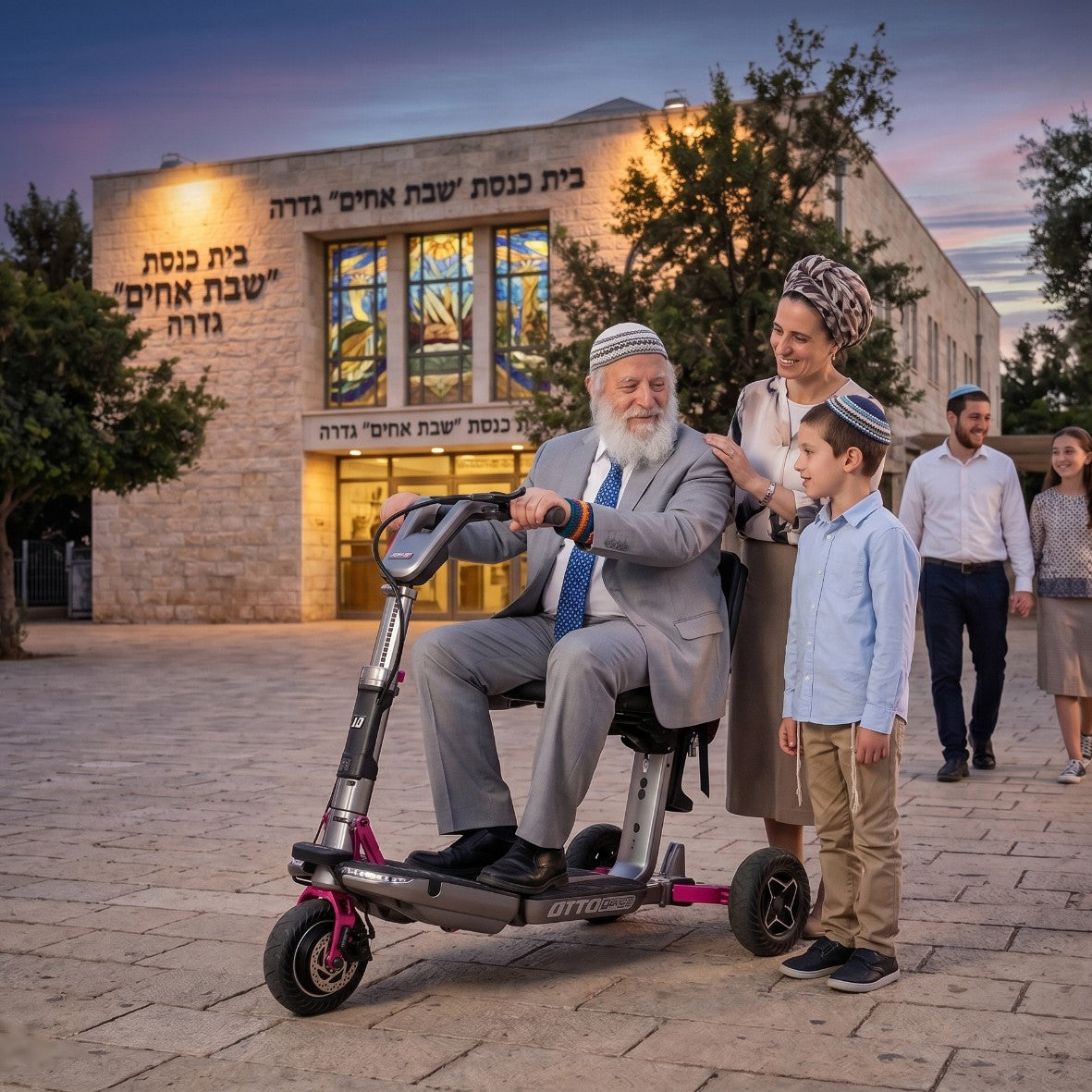 משפחה עומדת ליד סבא שיושב על קלנועית שבת ביציאה מבית כנסת