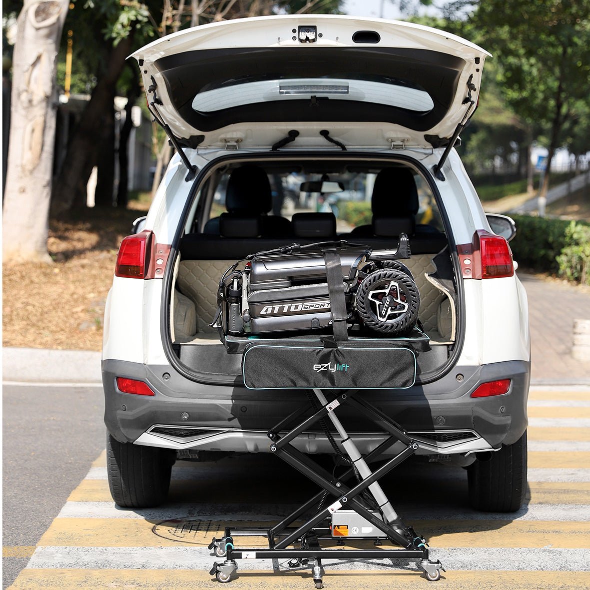 Movinglife EZY LIFT raised to a vehicle trunk with scooter