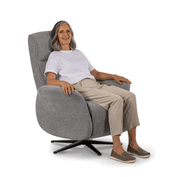 Smiling senior woman in a light grey Movinglife EZY COMFORT lift chair