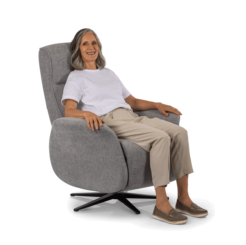 Smiling senior woman in a light grey Movinglife EZY COMFORT lift chair