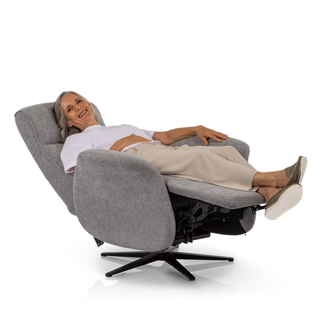 Older woman relaxing in a Movinglife EZY COMFORT reclining lift chair